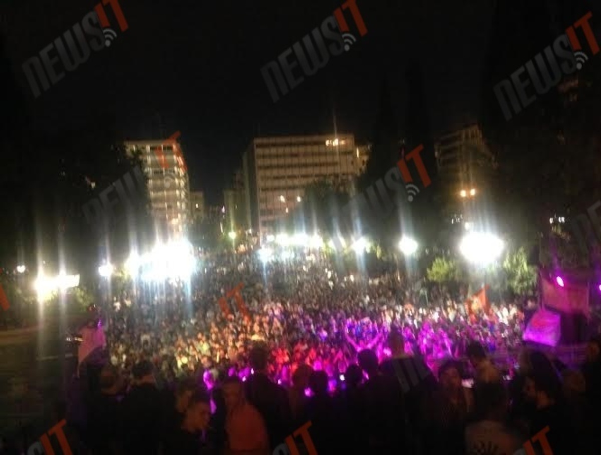 Δεν έχει προηγούμενο το “πάρτι της κάνναβης” στο Σύνταγμα! – Χιλιάδες κόσμου έστησαν χορό και τραγουδούν –  Βίντεο και φωτογραφίες