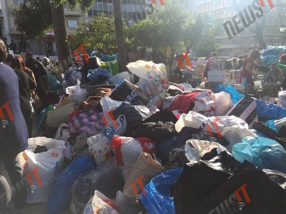 Γιορτή αλληλεγγύης προς τους πρόσφυγες στήθηκε στο Σύνταγμα – Βουνό οι σακούλες! – Φωτογραφίες και βίντεο