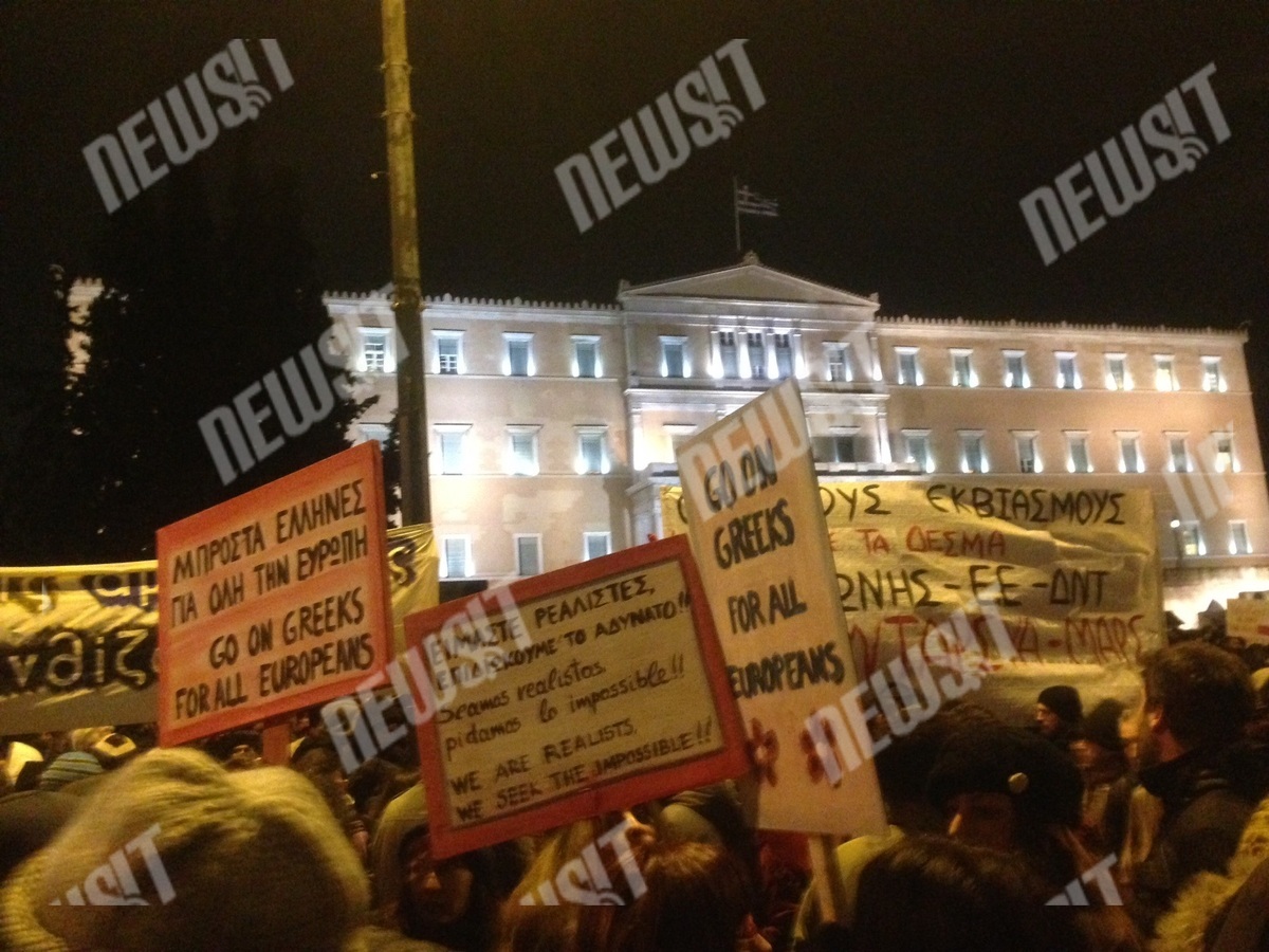 Χιλιάδες πολίτες στο Σύνταγμα παρά το τσουχτερό κρύο! Μήνυμα στήριξης στην κυβέρνηση την ώρα του Eurogroup
