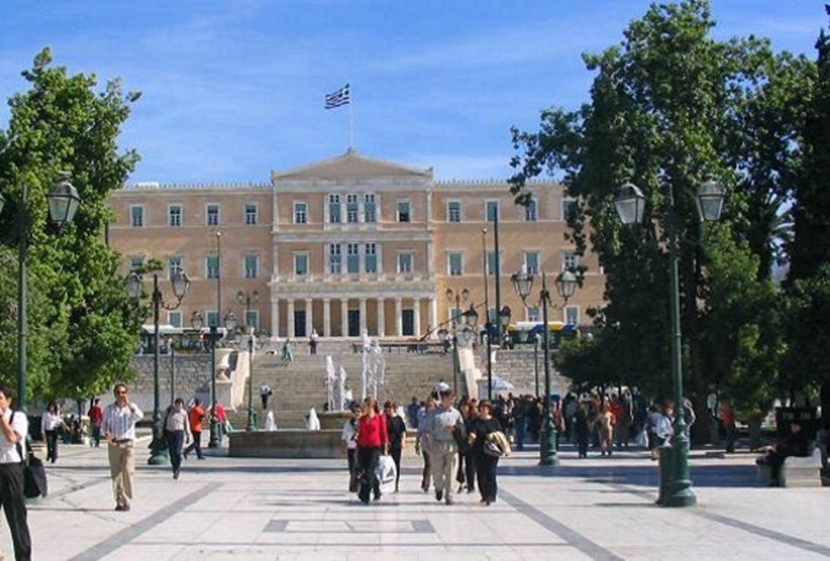 Γνωστός Έλληνας μοιράζει φυλλάδια στο Σύνταγμα!