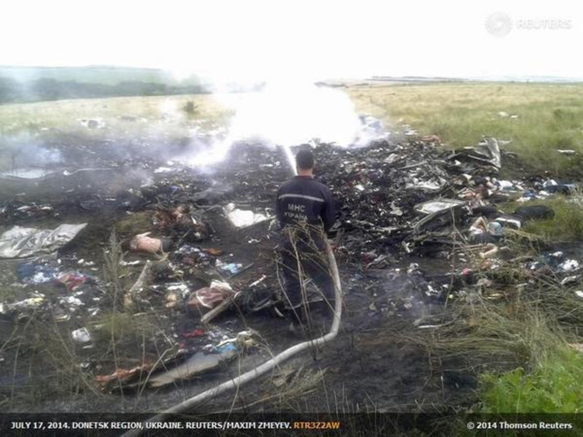 Δεκάδες πτώματα ανάμεσα στα συντρίμμια του Boeing των Malaysia Airlines – “Πόλεμος” προπαγάνδας για το ποιος κατέρριψε το αεροσκάφος στην Ουκρανία
