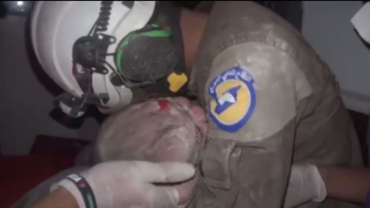 Σπαρακτικό βίντεο από τη Συρία! Διασώστης σώζει παιδί έπειτα από 4 ώρες προσπάθειας και ξεσπά σε λυγμούς [vid]