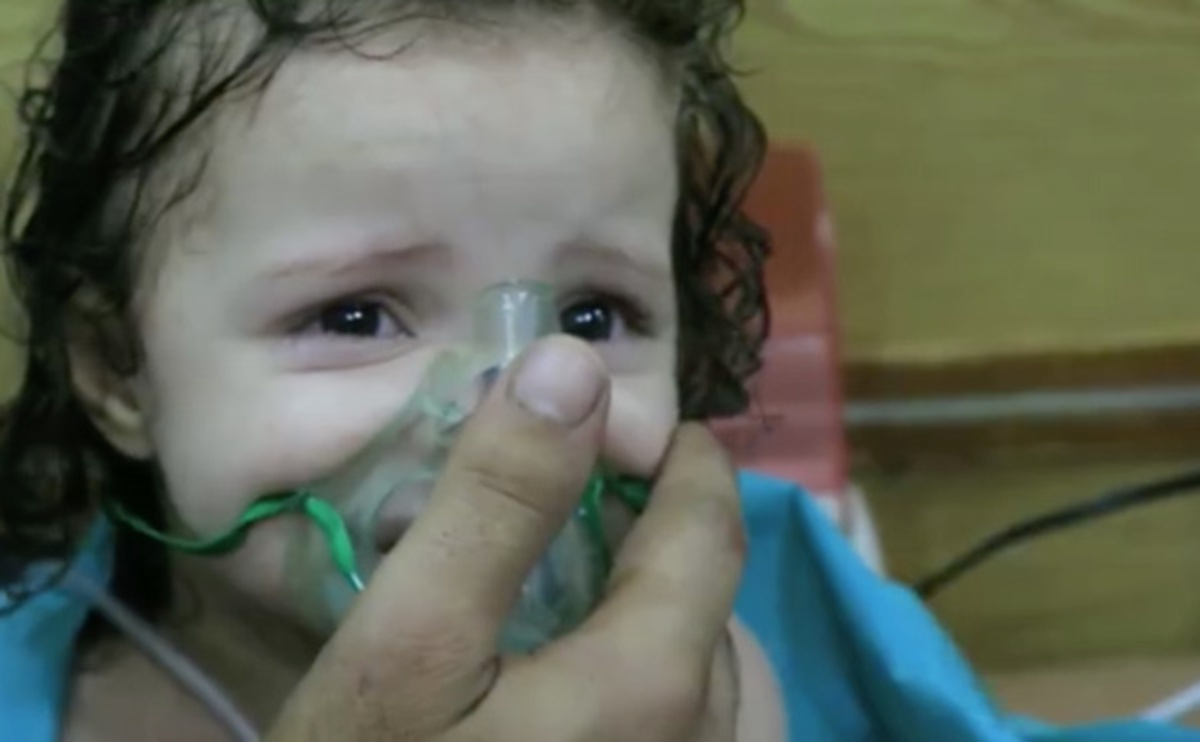 Συρία: Βίντεο σοκ μετά την ρίψη βομβών χλωρίου! Μικρά παιδιά δεν μπορούν να πάρουν ανάσα [pic,vid]