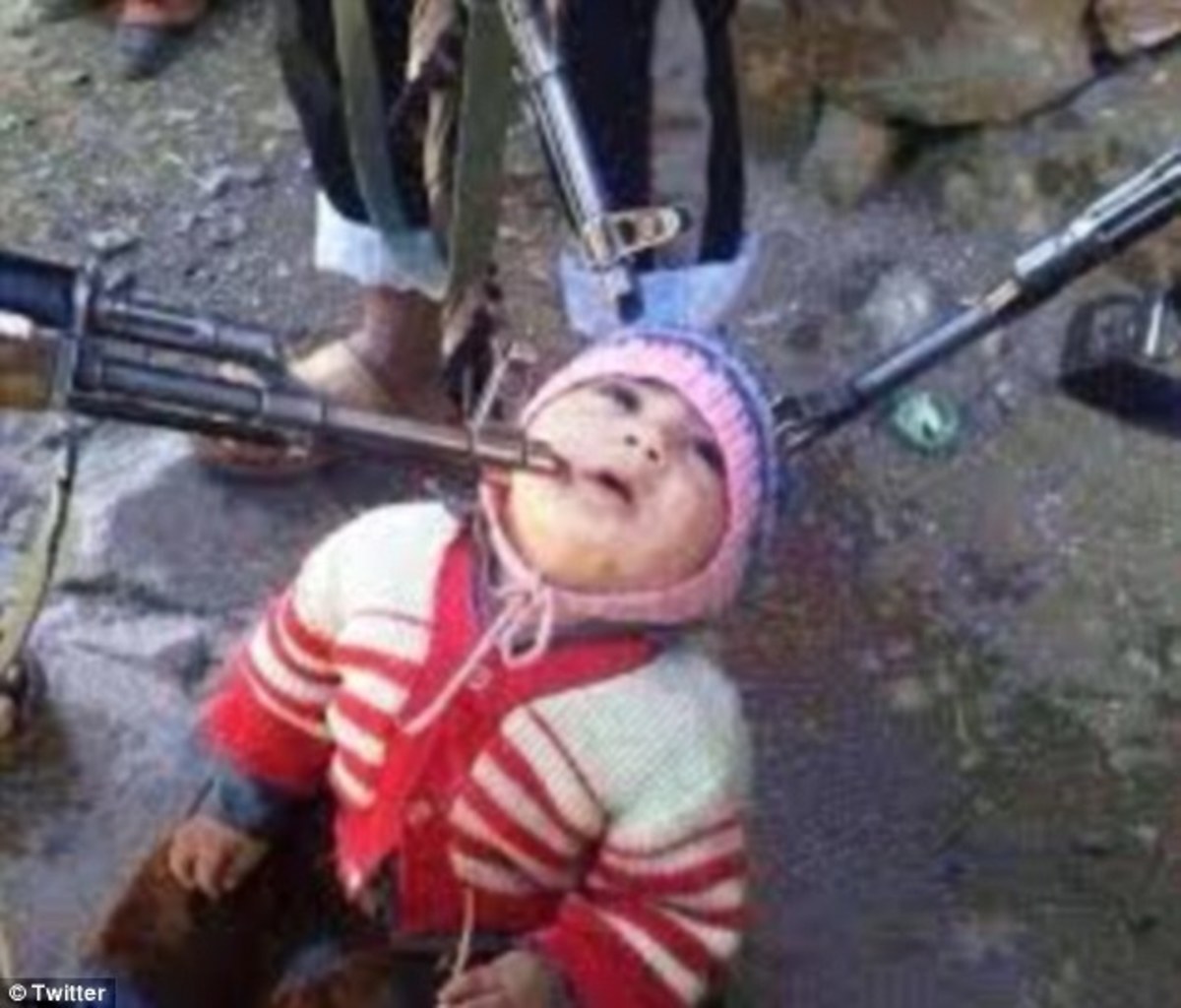 Ο νεότερος όμηρος της Συρίας – Εικόνα που σοκάρει: Βρέφος γονατισμένο στο έδαφος με τρία όπλα να το σημαδεύουν στο κεφάλι