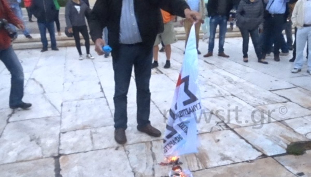 Έκαψαν σημαία του ΣΥΡΙΖΑ