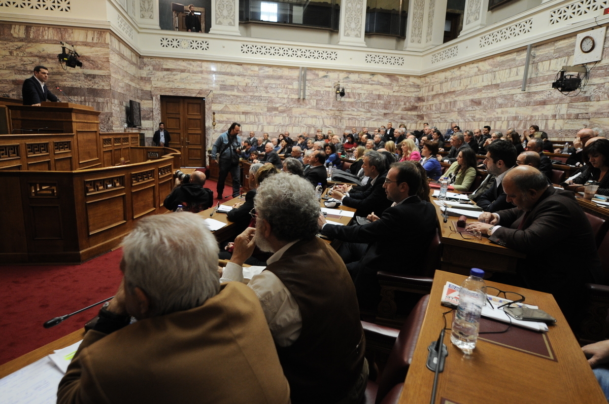 Σε νευρική κρίση βουλευτές της κυβέρνησης – Προειδοποιούν πως δεν ψηφίζουν τα προληπτικά μέτρα