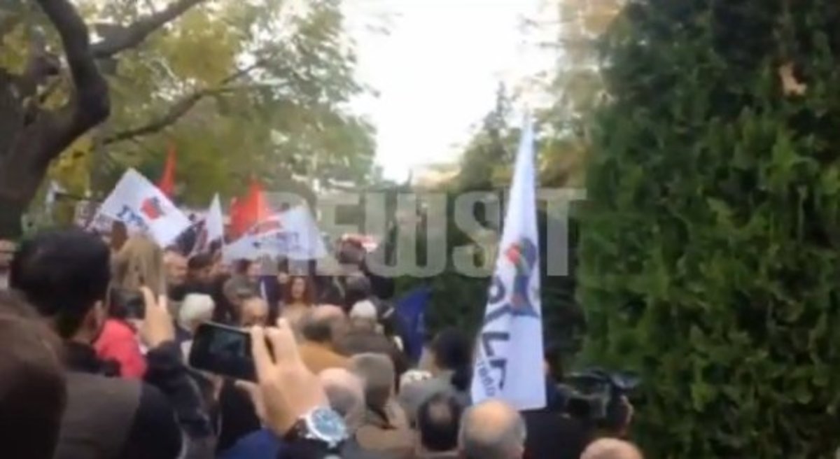 Συνθήματα στην κατάθεση στεφάνων