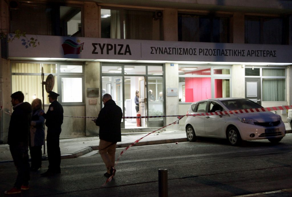 Επίθεση στα γραφεία του ΣΥΡΙΖΑ: Επτά συλλήψεις αλλά όχι για τις μολότοφ!