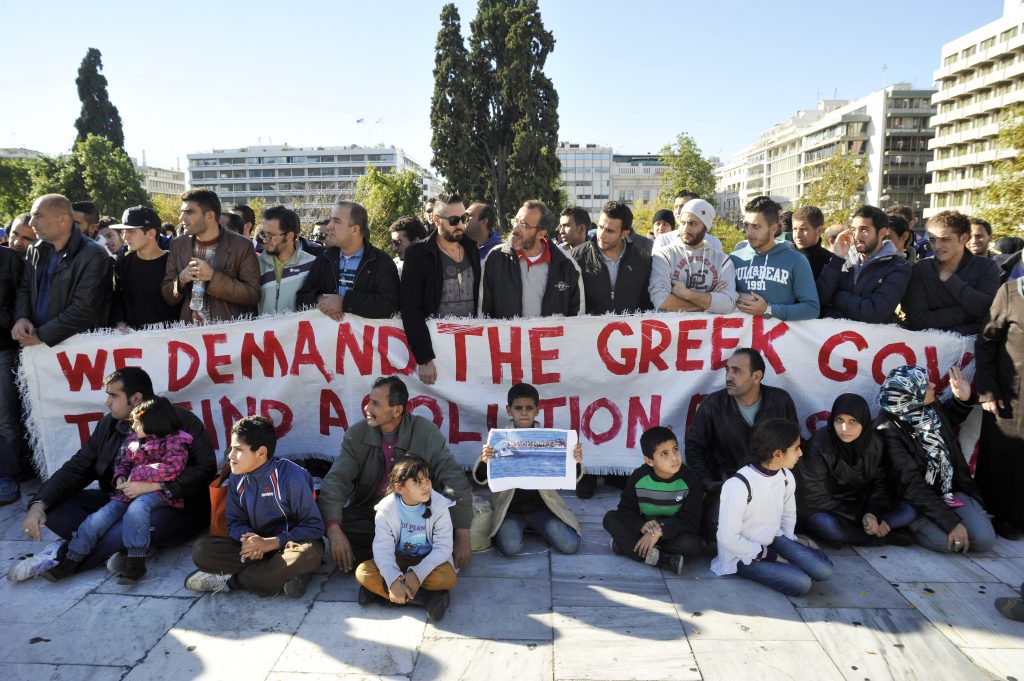 Παραμένουν στην πλατεία Συντάγματος οι πρόσφυγες από τη Συρία – Ζητούν πολιτικό άσυλο
