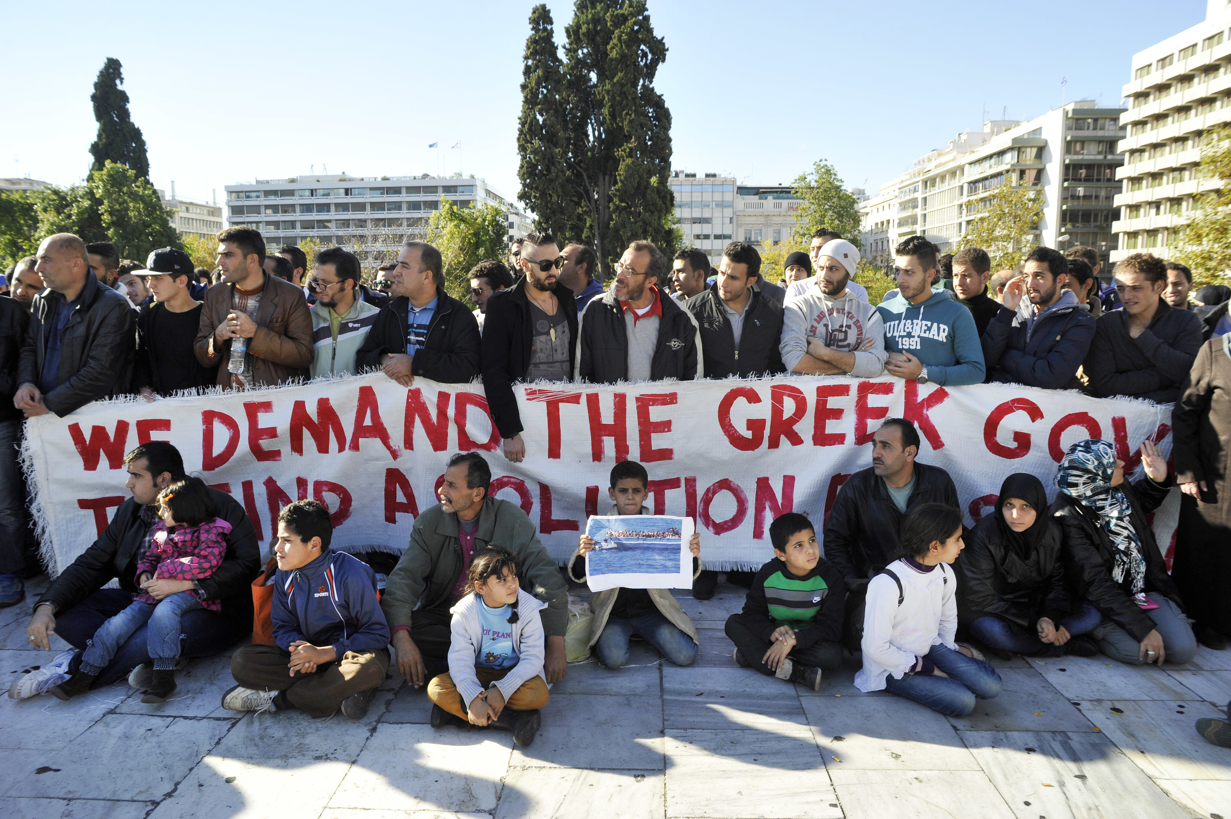 Παραμένουν στην πλατεία Συντάγματος οι πρόσφυγες από τη Συρία – Ζητούν πολιτικό άσυλο