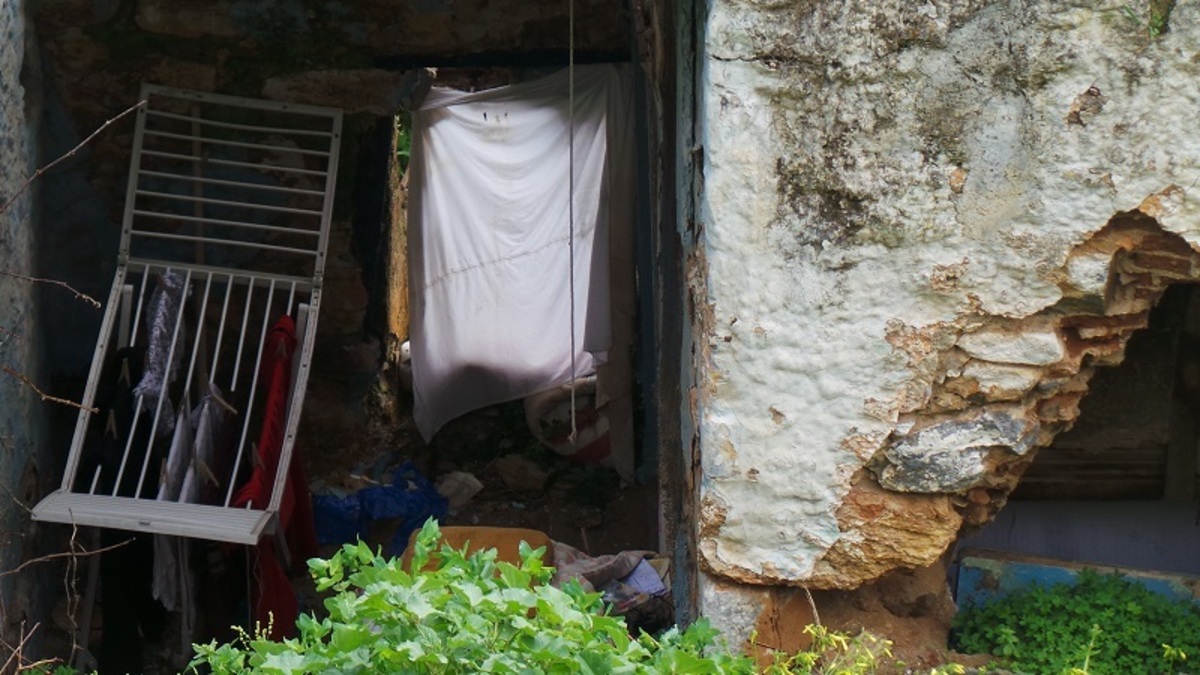 Εικόνες σοκ στη Σύρο: Ζει μέσα στα χαλάσματα (ΒΙΝΤΕΟ)