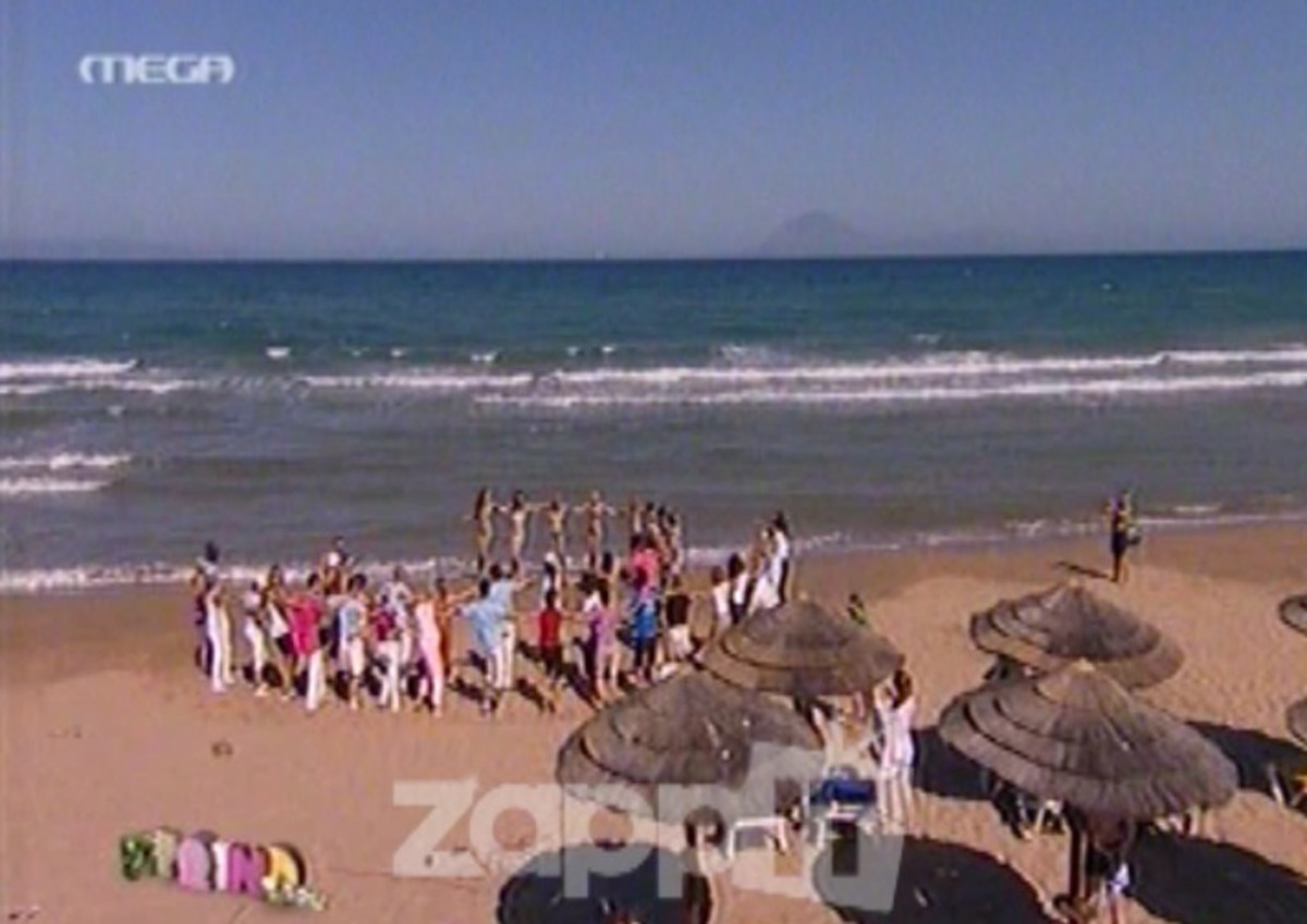 Σήκωσαν τους λουόμενους από τις ξαπλώστρες για να χορέψουν συρτάκι!