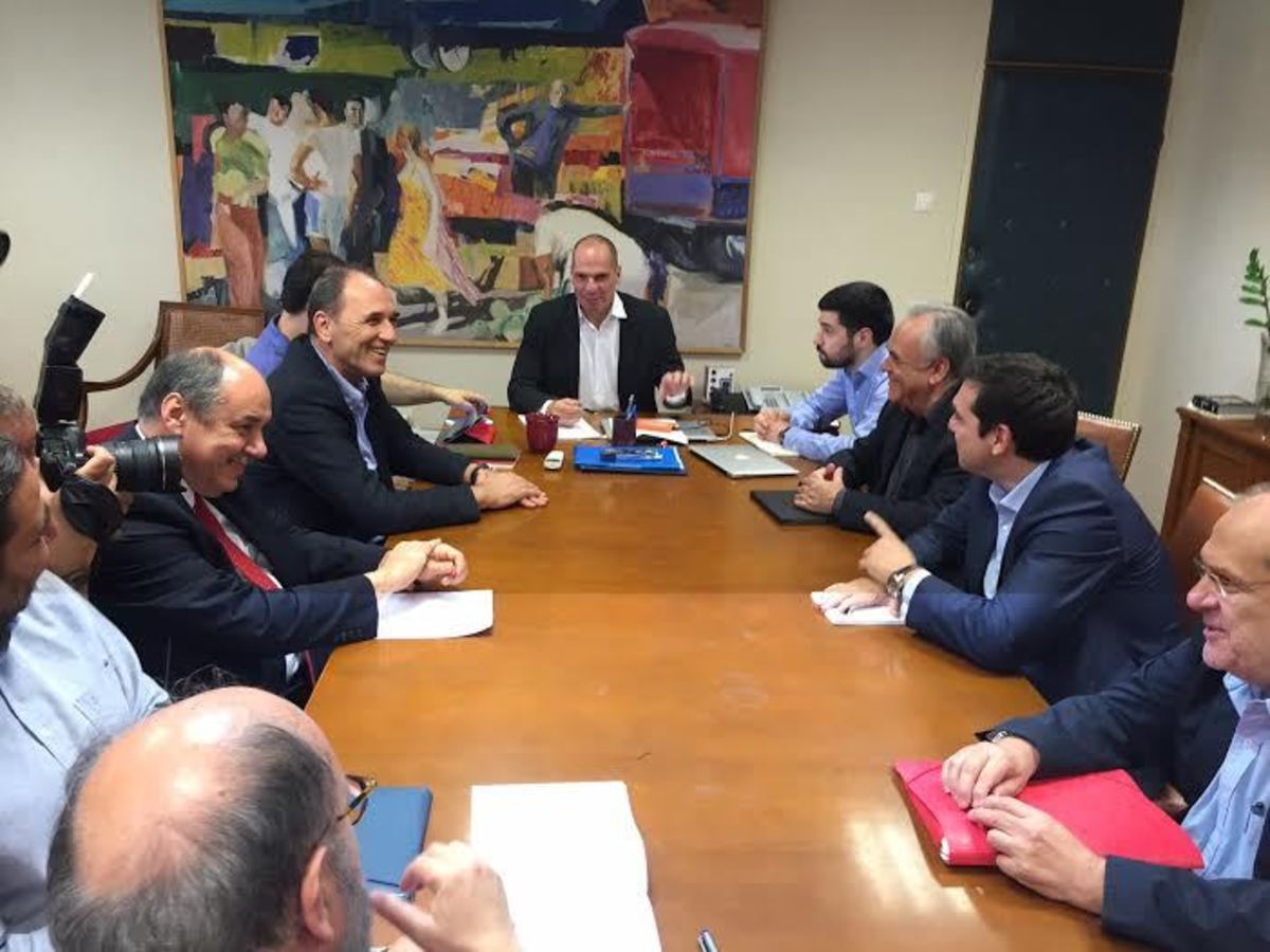 Ο Βαρουφάκης δεν… άφησε τον Τσίπρα να κάτσει στην κορυφή του τραπεζιού