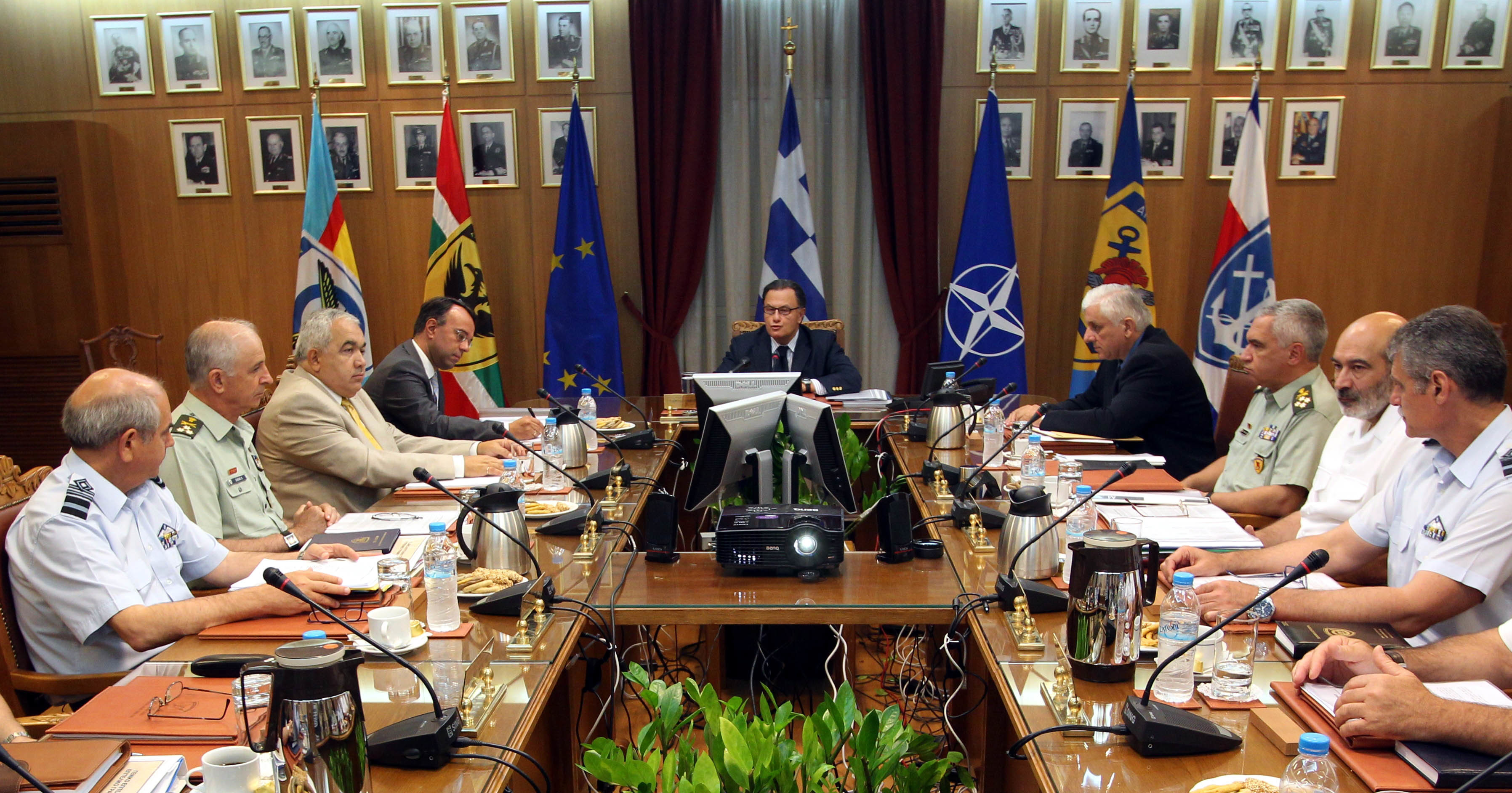 Τι ειπώθηκε στην σύσκεψη για τα οικονομικά στο ΥΕΘΑ -Τα μισθολογικά των στρατιωτικών και η τρόϊκα