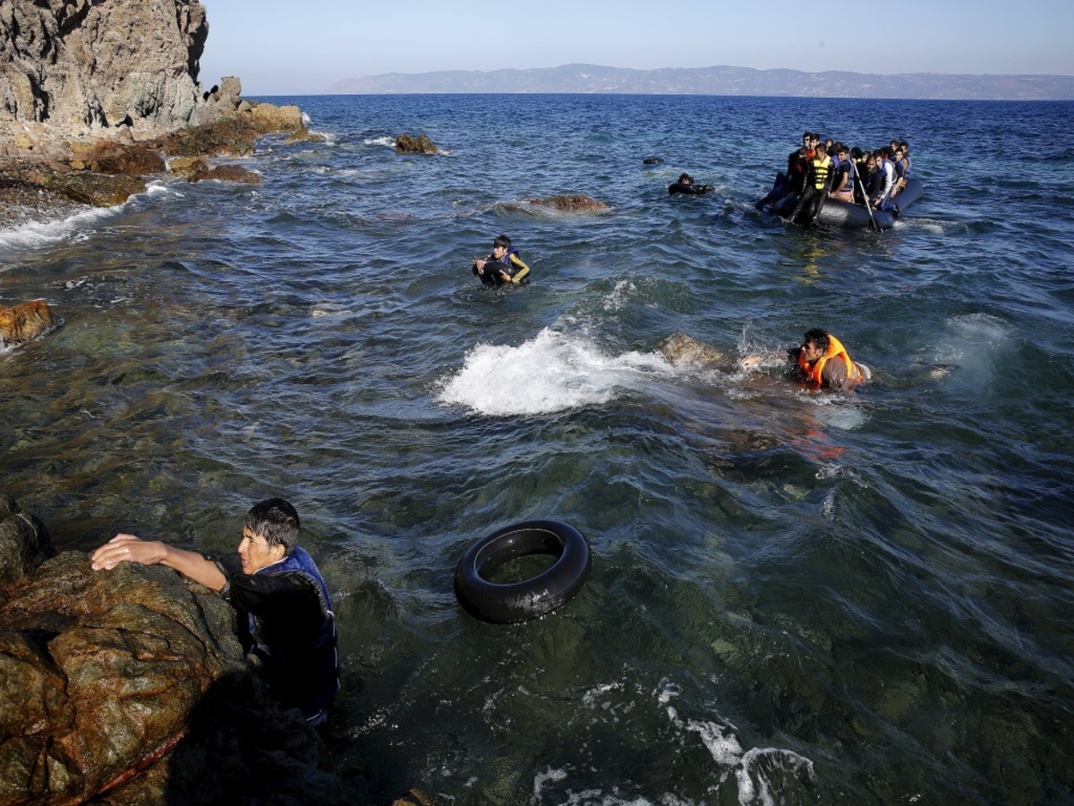 Συγκλονιστικές εικόνες: Πρόσφυγες παλεύουν να μην πνιγούν στα παράλια της Λέσβου! ΦΩΤΟ