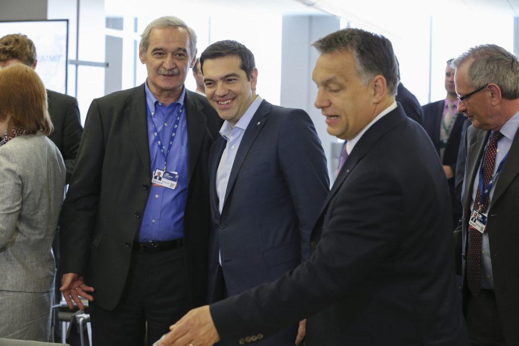 Ρίγα: Ο Τσίπρας ποζάρει με όλους τους ξένους ηγέτες – ΦΩΤΟ