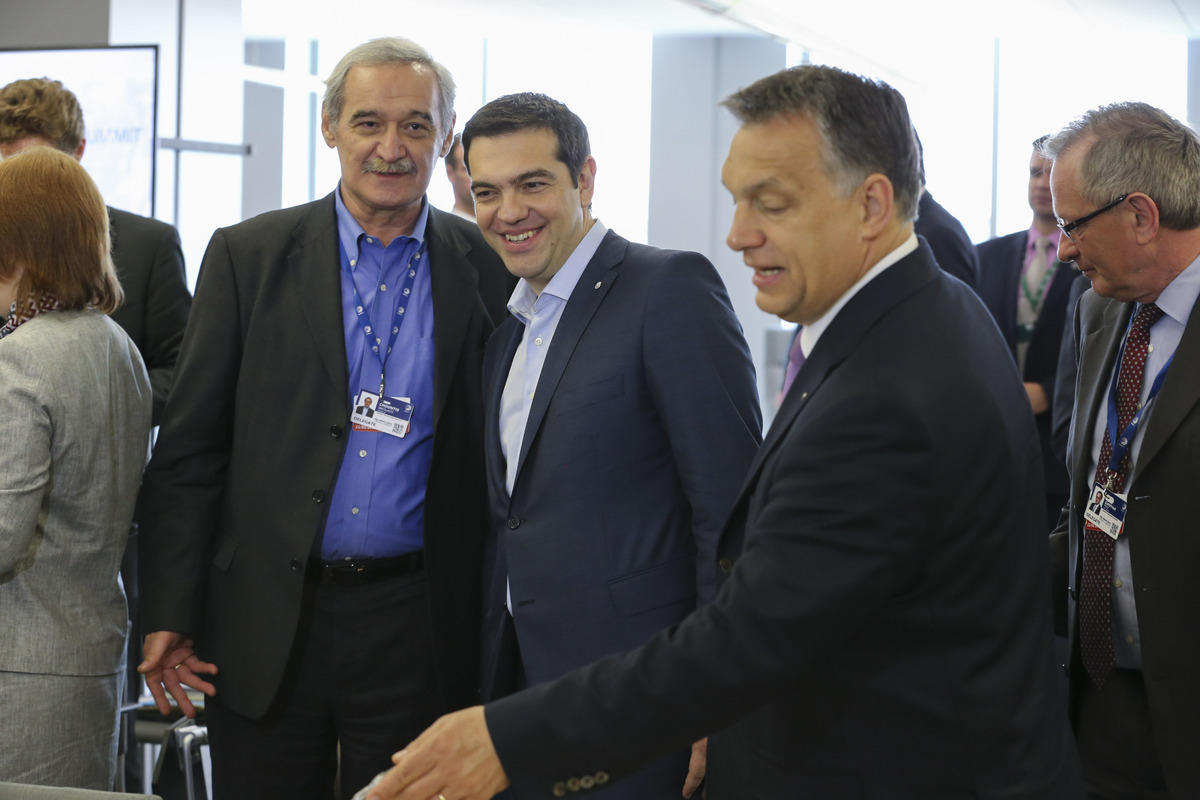 Ρίγα: Ο Τσίπρας ποζάρει με όλους τους ξένους ηγέτες – ΦΩΤΟ