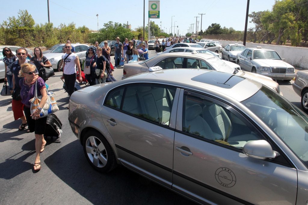 Οι ιδιοκτήτες ταξί απέκλεισαν το Αρχαιολογικό Μουσείο Ηρακλείου