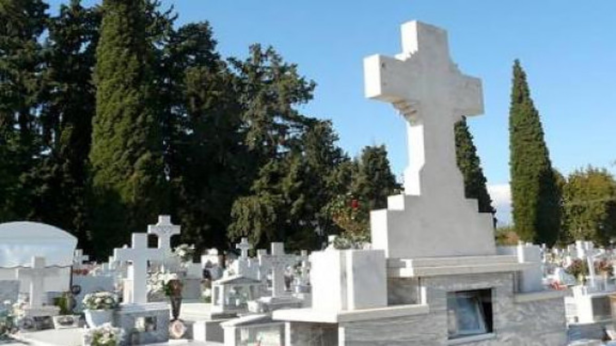 Τραγελαφικό περιστατικό! Ιερέας διέκοψε κηδεία γιατί άνοιξαν λάθος τάφο