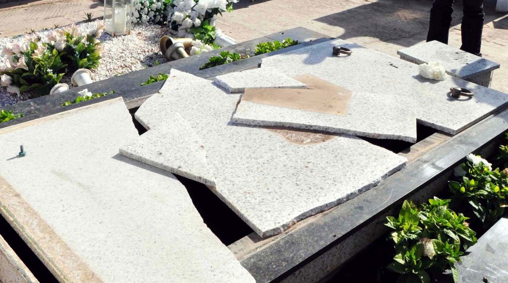 Αγρίνιο: Έσπασαν τον οικογενειακό τάφο του κοινοτάρχη!