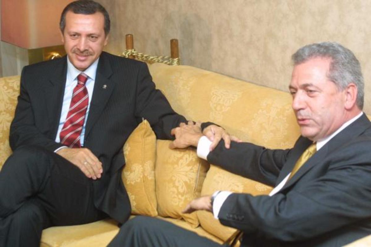 Αγκαλιές Αβραμόπουλου – Ερντογάν όταν ο Ταγίπ ήταν έτοιμος για “απογείωση” – Φωτογραφίες
