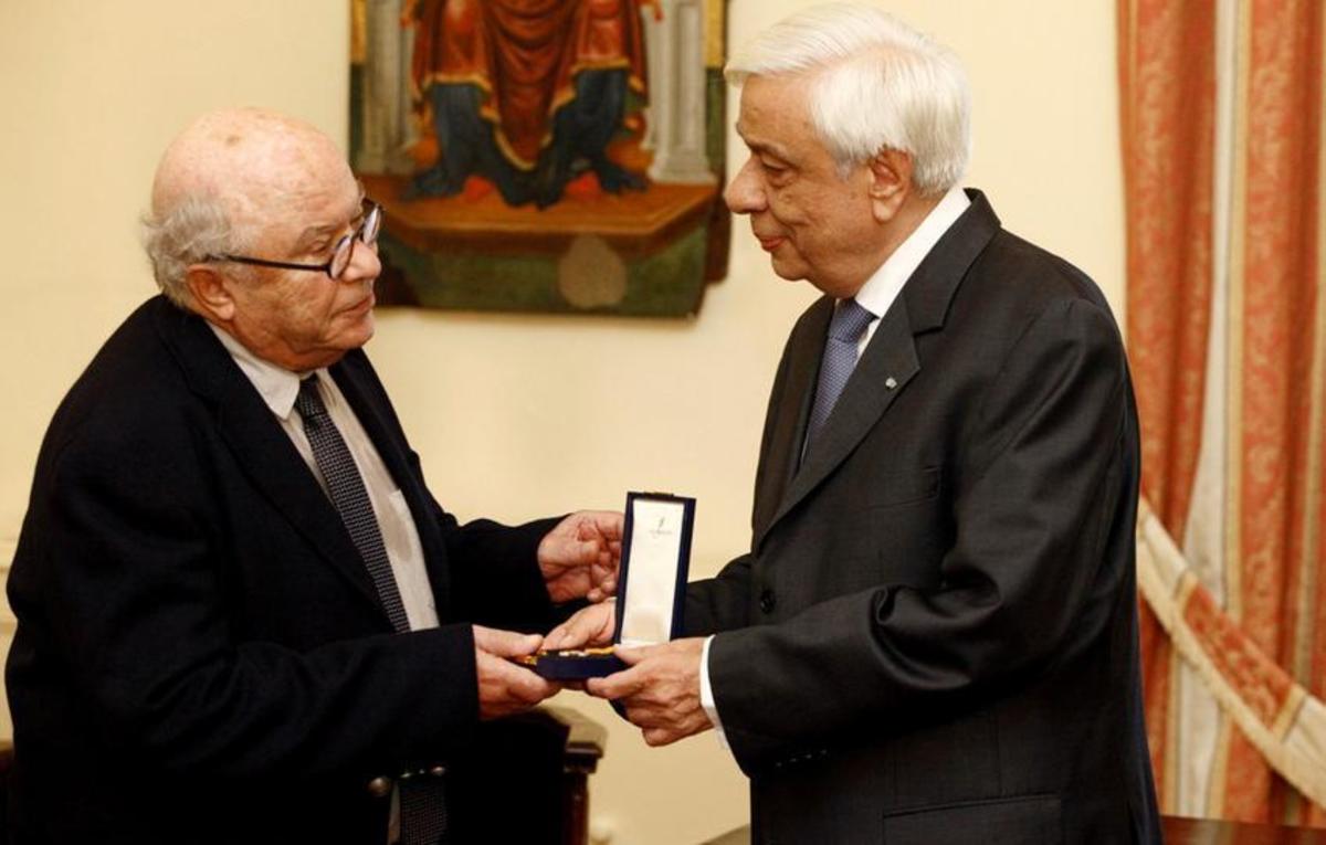 Η ιστορία πίσω από τον Χρυσό Σταυρό του Τάγματος του Φοίνικα [pics]