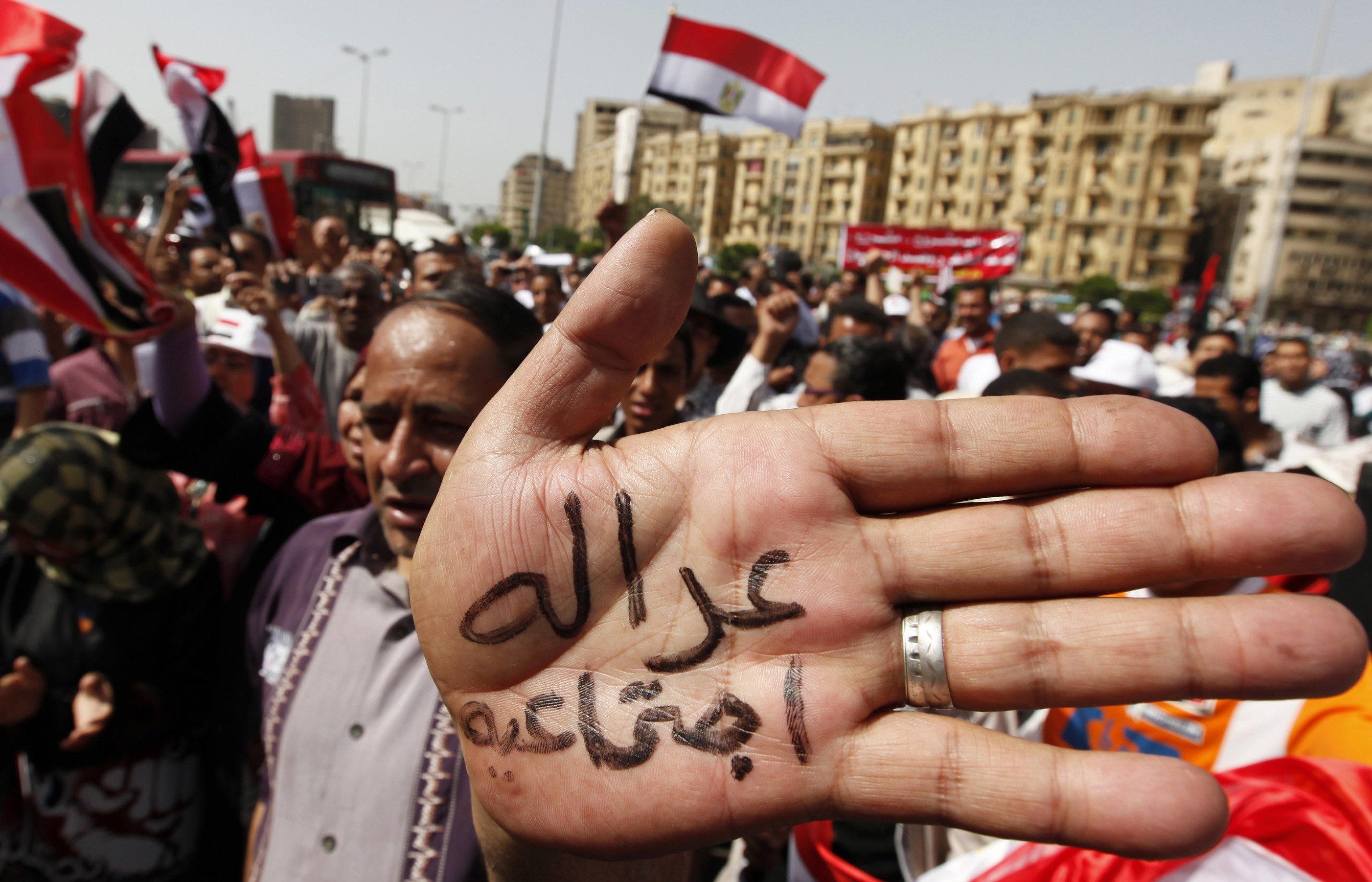 Κοινωνική δικαιοσύνη γραφει στο χέρι του ένας διαδηλωτής. ΦΩΤΟ REUTERS