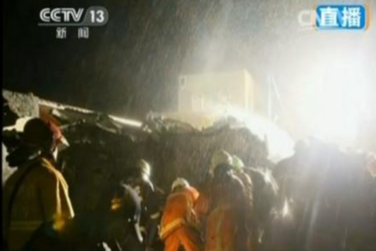 Πάλευε το αεροπλάνο στην Ταϊβάν με τον τυφώνα – Τελικά αναγκάστηκε να προσγειωθεί πάνω σε σπίτια – 47 νεκροί, 11 τραυματίες