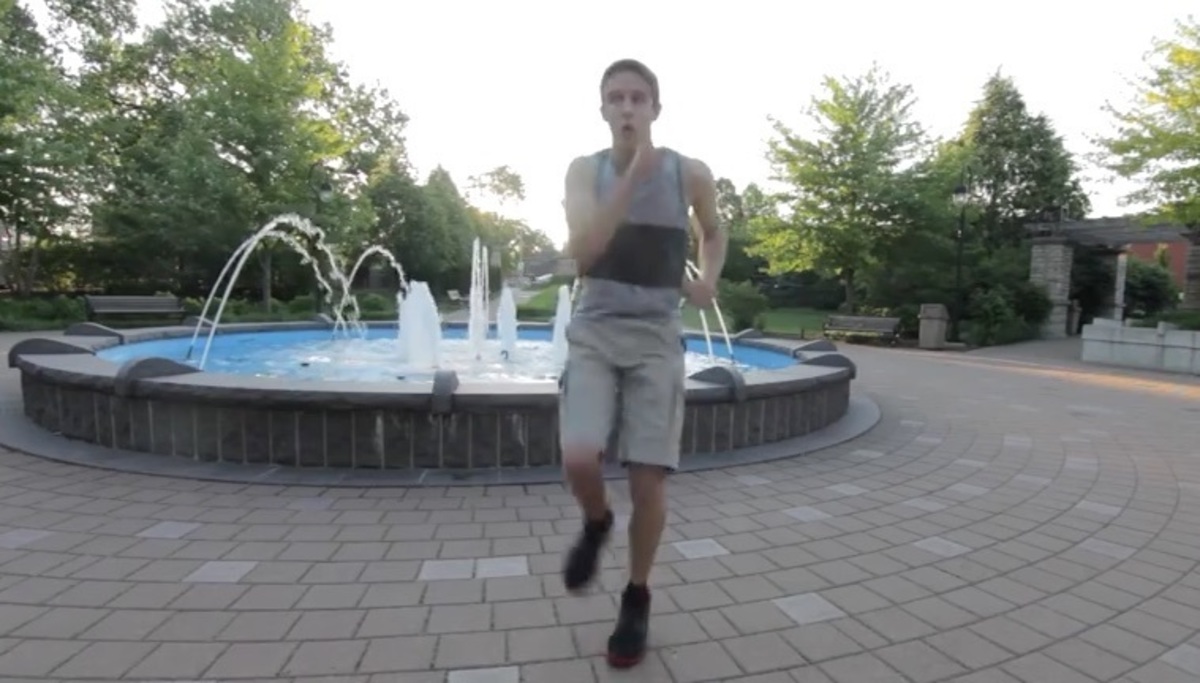 Χορεύοντας σε 100 μέρη …και τα καλύτερα βίντεο της Πέμπτης