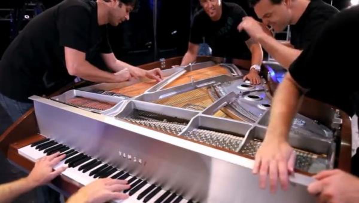 Ένα πιάνο για πέντε… και τα καλύτερα βίντεο της Πέμπτης