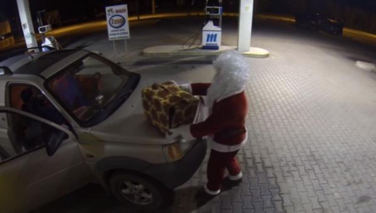 Ο φαρσέρ Άγιος Βασίλης και τα καλύτερα βίντεο της Δευτέρας