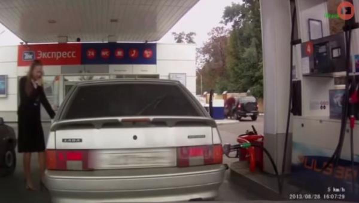 Ουπς! Κάτι ξέχασε στο βενζινάδικο …και τα καλύτερα βίντεο της Τετάρτης
