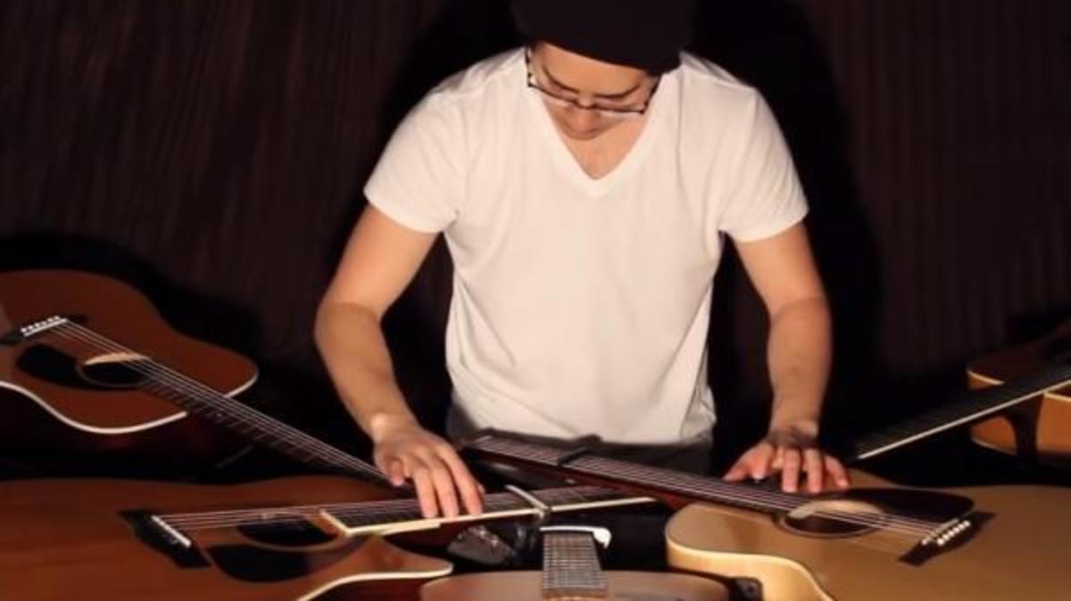 Παίζει μουσική με 5 κιθάρες … και τα καλύτερα βίντεο της Τρίτης