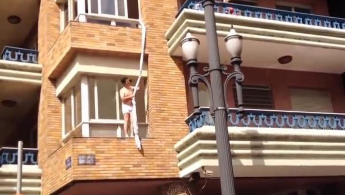 Έπιασε στα πράσα τη γυναίκα του …και τα καλύτερα βίντεο της Πέμπτης