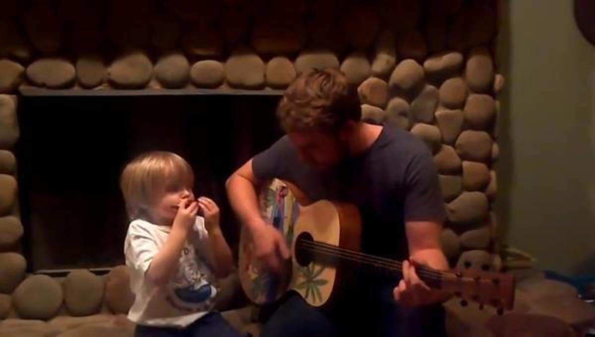 Παίζοντας μουσική με τον 3χρονο γιο του …και τα καλύτερα βίντεο της Πέμπτης