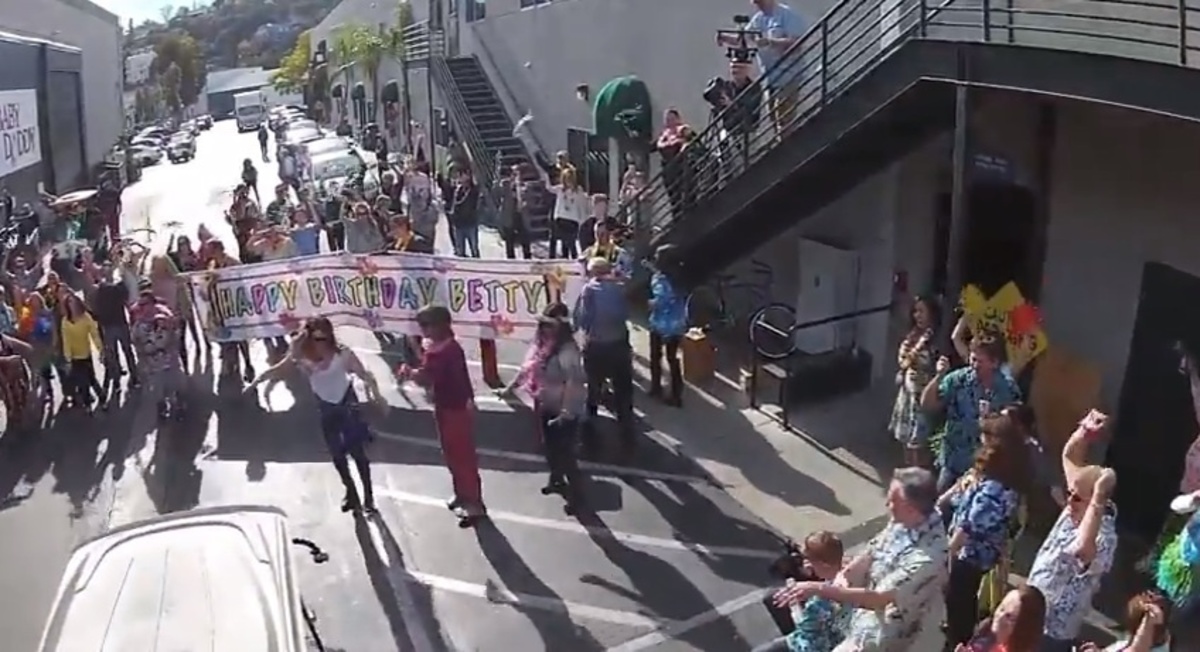 Πάρτι έκπληξη για τα 93α γενέθλιά της  …και τα καλύτερα βίντεο της Τρίτης