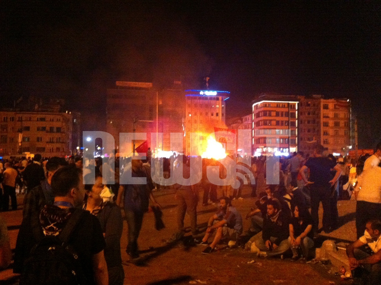 Ολονύχτιο πάρτι στην πλατεία Ταξίμ μετά την αποχώρηση της αστυνομίας – Το Newsit στην Κωνσταντινούπολη