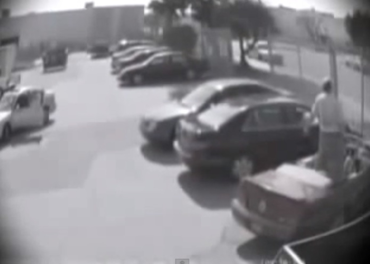 Απίστευτο! Της κατούρησε το αμάξι επειδή του πήρε τη θέση!