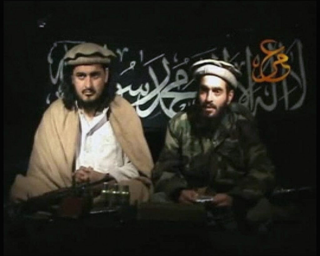 Αριστερά ο ηγέτης των ταλιμπάν στο Πακιστάν
