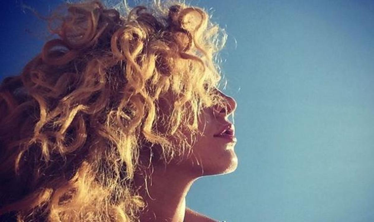 Η Τάμτα ποζάρει ξέγνοιαστη μέσα στο σκάφος!