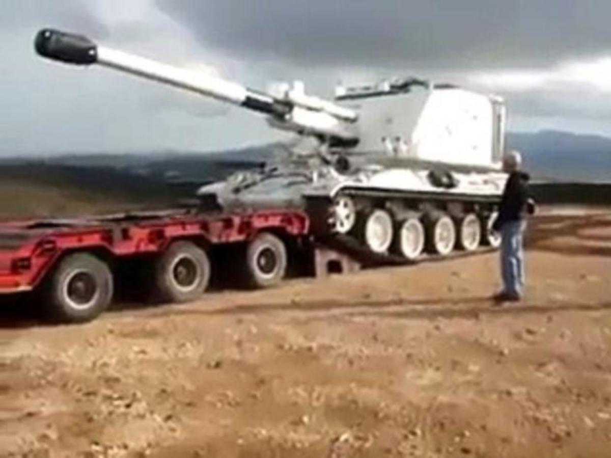 Απίστευτη γκάφα! Δείτε τι έγινε όταν προσπάθησαν να φορτώσουν τανκ σε φορτηγό [vid]