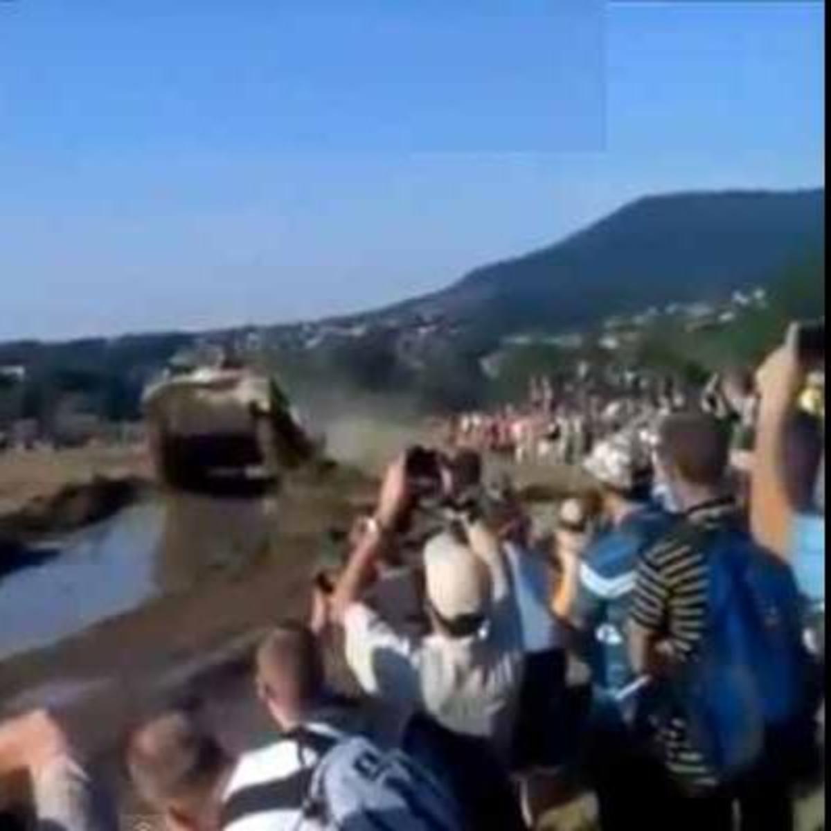 ΔΕΙΤΕ προσεκτικά τι θα συμβεί στο πλήθος που παρακολουθεί το τανκ!