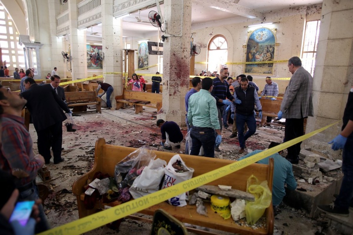 “Μαύρη Κυριακή”! Βομβιστικές επιθέσεις σε χριστιανικές εκκλησίες στην Αίγυπτο – Καμικάζι ανατινάχθηκε έξω από εκκλησία στην Αλεξάνδρεια