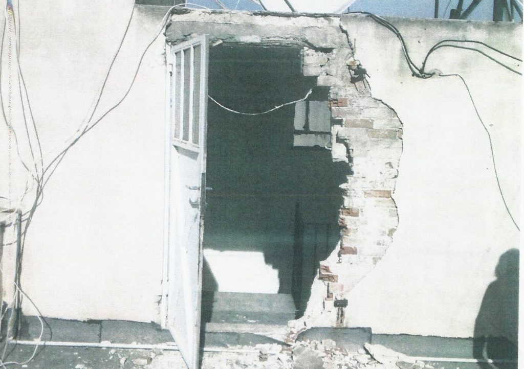 Oι ταραξίες γκρέμισαν μέχρι και τους τοίχους των πολυκατοικιών για να ανέβουν στις ταράτσες – Συγκλονιστικές φωτογραφίες και βίντεο