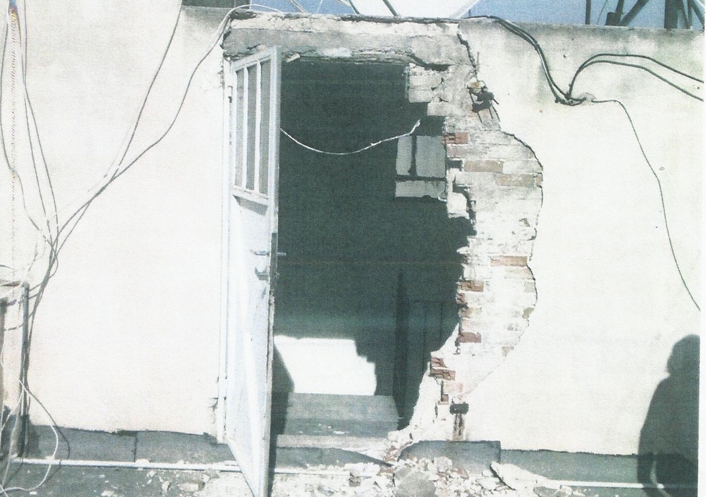 Oι ταραξίες γκρέμισαν μέχρι και τους τοίχους των πολυκατοικιών για να ανέβουν στις ταράτσες – Συγκλονιστικές φωτογραφίες και βίντεο