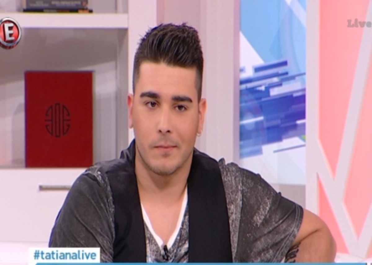 Η ιστορία του 20χρονου μουσικού που μεγάλωσε με κωφούς γονείς – “Έμαθα τη νοηματική πριν καν μιλήσω”