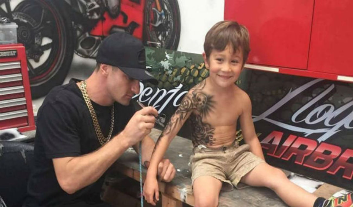 Δεν φαντάζεστε πως αντέδρασε μια μητέρα όταν είδε τον ανήλικο γιο της να κάνει τατουάζ!