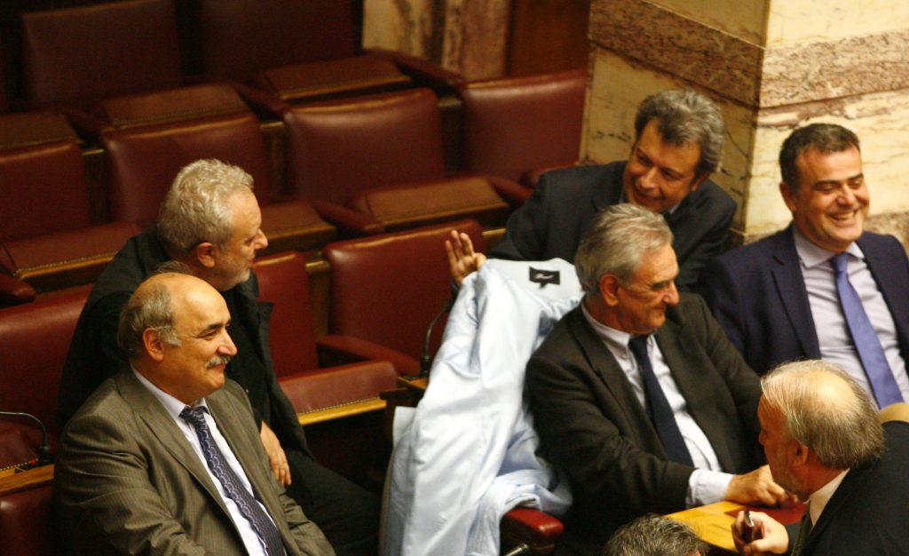 Με ένα… σακάκι αδειανό στη Βουλή ο Τατσόπουλος (ΦΩΤΟ)