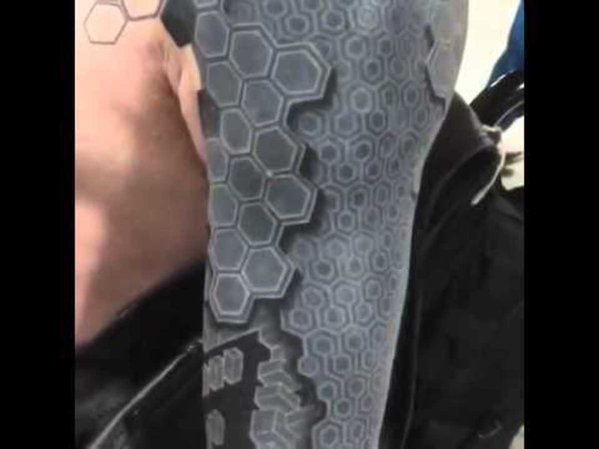 H νέα μόδα με το τατουάζ μανίκι