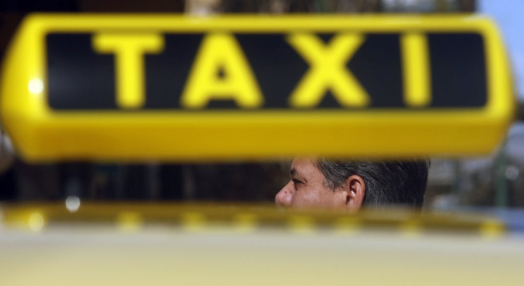 Τα ταξί έτοιμα για νέα έκτροπα και νέες ταλαιπωρίες των τουριστών